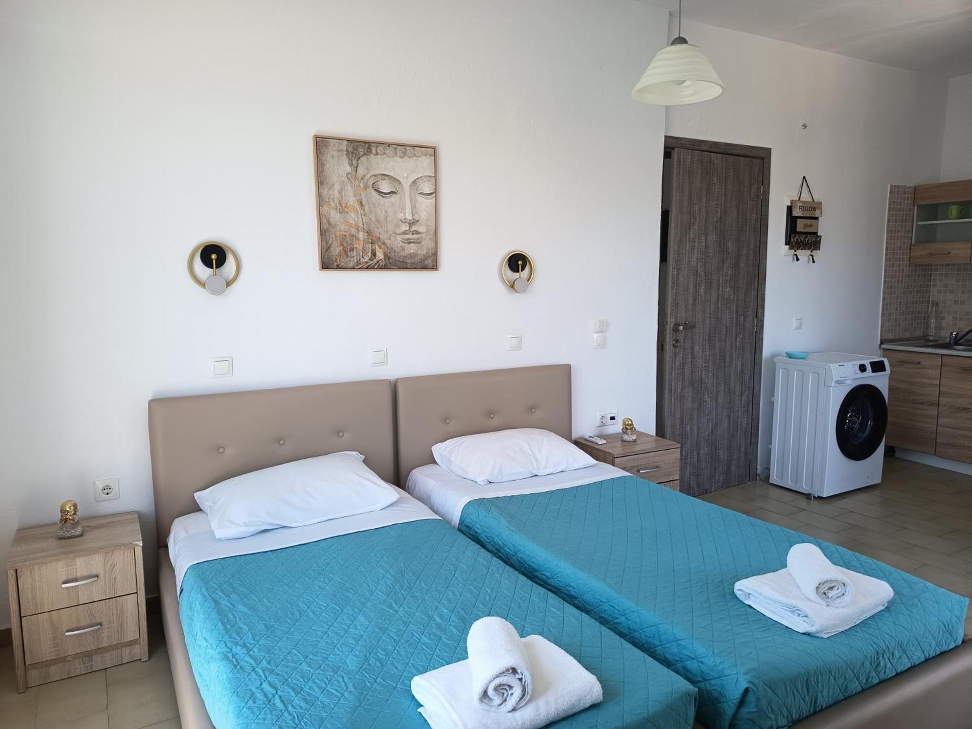Lilian'S Seaview-Party Street-Youth Studios Rhodes City Room photo